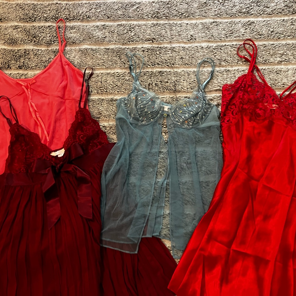 VS gowns four piece bundle size medium